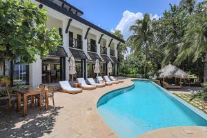 ココにあるCasa Luz 2br Resort Condo Pacfico 4 Guestsのリゾート(スイミングプール、椅子、パラソル付)