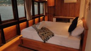 Gallery image of Phinisi Panrita Luxury Komodo in Labuan Bajo +26 photos