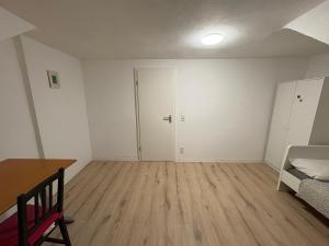 Imagine din galeria proprietății Brand New Apartment for up to 4 people în Stuttgart