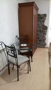 a dining room with a glass table and chairs at Hotel Rural El Nuevo Semellon Aceptamos Mascotas in La Llama +33 photos