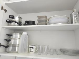 estante de cocina lleno de platos y utensilios en Apartamento com suíte no bairro de Santa Monica, en Uberlândia 19 fotos más