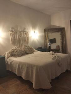 CabreraにあるHacienda Camino de Piedra San Miguel de Allendeのベッドルーム(鏡付きの大きな白いベッド1台付)