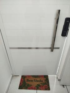 een kamer met een deur met een tapijt op de vloer bij Apartamento bem localizado São Sebastião - SP in São Sebastião