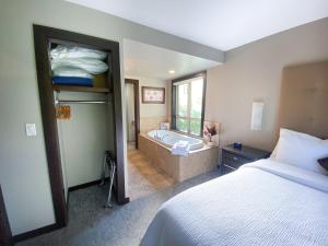 Postel nebo postele na pokoji v ubytování Stylish Family Condo at Beachfront Resort