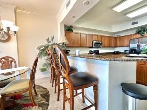 Kuchyň nebo kuchyňský kout v ubytování Bay Harbor 405