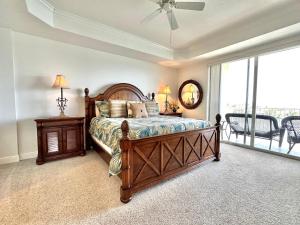 Postel nebo postele na pokoji v ubytování Bay Harbor 405