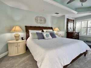 a bedroom with a large bed and two lamps at Chateaus on White Sands 302 in Clearwater Beach