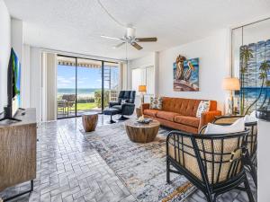 een woonkamer met een bank en stoelen bij Sonrisa 11 in Clearwater Beach