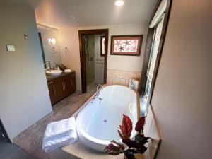 Koupelna v ubytování Stylish Family Condo at Beachfront Resort