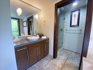 Koupelna v ubytování Stylish Family Condo at Beachfront Resort + 58 fotografií