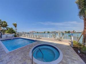 Πισίνα στο ή κοντά στο Sandpipers Cove 602