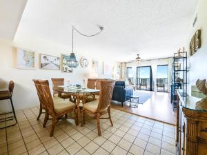 Χώρος καθιστικού στο Surfside Condos 402