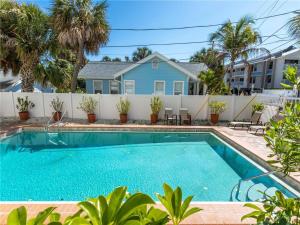 Πισίνα στο ή κοντά στο Surfside Condos 402