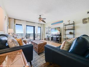 Χώρος καθιστικού στο Surfside Condos 402
