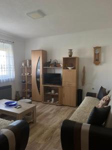 un soggiorno con un divano e un tavolo di Apartman Iris a Bosanski Brod