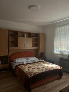 una camera da letto con un letto grande in una stanza di Apartman Iris a Bosanski Brod