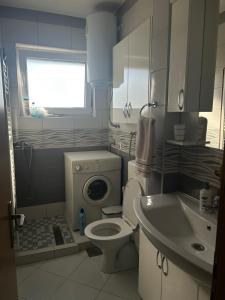 un bagno con un water e un lavandino di Apartman Iris a Bosanski Brod Altre 11 foto