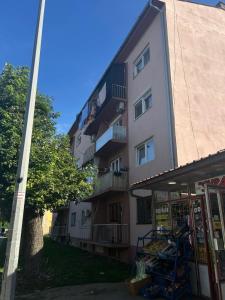 un condominio con persone sui balconi di Apartman Iris a Bosanski Brod