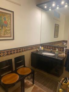 Un baño con lavabo y un espejo grande. en Al giardino, en Taranto