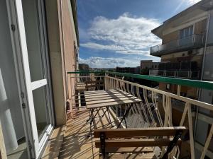a balcony with a table and chairs on a building at Serèsia Rooms Siracusa Centro in Syracuse