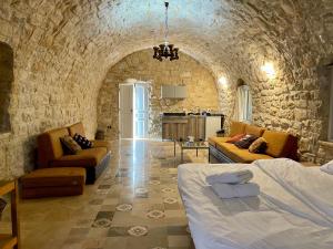 バトゥルーンにあるDomaine de Filiaの石壁のリビングルーム(ベッド1台付)