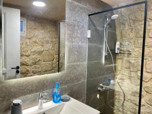 バトゥルーンにあるDomaine de Filiaのシャワーと洗面台付きのバスルーム +75枚の写真