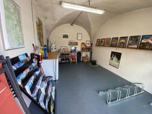 Η βιβλιοθήκη του ξενώνα