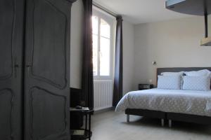 a bedroom with a bed and a window at Escale19 in Milly-la-Forêt