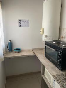 eine Mikrowelle auf einer Theke in einer Küche in der Unterkunft La Juanita in San Juan