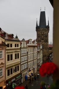 um grupo de edifícios com uma torre de relógio ao fundo em Hotel Residence U Černého Orla em Praga mais 56 fotografias