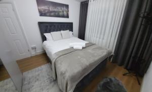 Postel nebo postele na pokoji v ubytování Cosy 1st Floor Flat North London + 2 fotografie