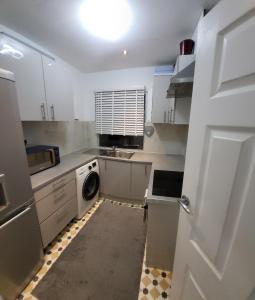Kuchyň nebo kuchyňský kout v ubytování Cosy 1st Floor Flat North London