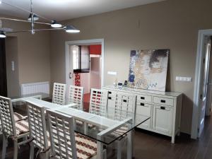 Oliva de PlasenciaにあるFinca la Carb0neraのガラスのテーブルと椅子のあるダイニングルーム +20枚の写真