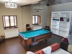 Oliva de PlasenciaにあるFinca la Carb0neraのビリヤード台のあるリビングルーム