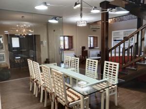 Oliva de PlasenciaにあるFinca la Carb0neraのガラスのテーブルと椅子のあるダイニングルーム