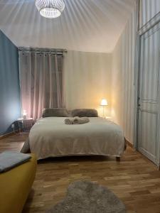 Ένα ή περισσότερα κρεβάτια σε δωμάτιο στο Maison Typique - La Rochelle - île de ré -