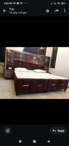 un banco con una mesa en una habitación en Hotel Gurujee residence, en Amritsar