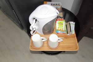 a table with a blender and mugs on it at Escale19 in Milly-la-Forêt