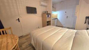 ジョンザックにあるStudio Cosy 1persのベッドとテーブルとテレビのある寝室