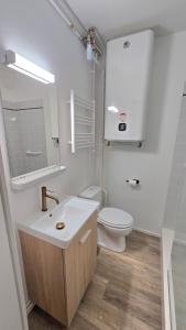 ジョンザックにあるStudio Cosy 1persのトイレと洗面台を備えた白いバスルーム