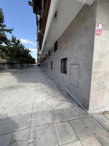 an empty sidewalk in front of a building at Be RELAX TORREJON in Torrejón de Ardoz