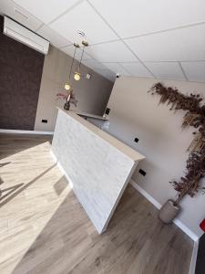 a room with a large counter in the middle of a room at Be RELAX TORREJON in Torrejón de Ardoz