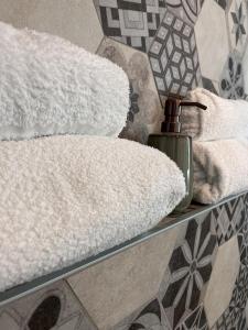 Primer plano de toallas sobre una encimera en un baño en Your secret place, en San Pietro in Cariano 10 fotos más