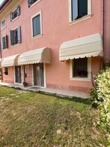 Το κτήριο όπου στεγάζεται  το διαμέρισμα