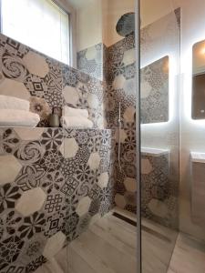 Un baño con ducha con puerta de cristal en Your secret place, en San Pietro in Cariano