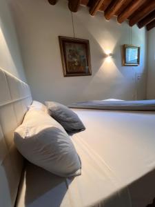 Un dormitorio con una cama con dos almohadas encima. en Your secret place, en San Pietro in Cariano