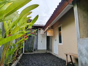 een loopbrug naar de voordeur van een huis bij Gusti Ayu Private Bali House - 2 Bedrooms near Kerobokan in Kerobokan +16 foto's