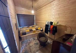 una pequeña habitación con una cama y una silla en saguramo agaraki, en Saguramo