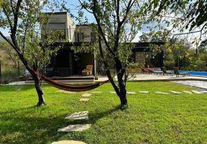una hamaca entre dos árboles en un patio en saguramo agaraki, en Saguramo 1 foto más