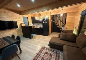 una sala de estar con un sofá y una mesa en saguramo agaraki, en Saguramo